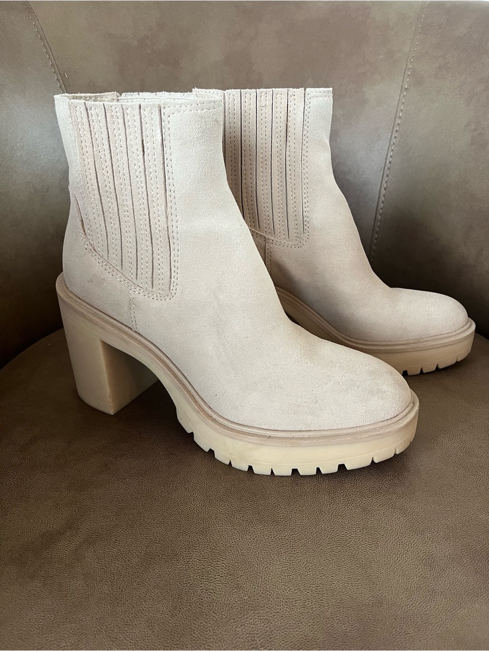 Dolce Vita Women's Cream Chunky Heel Lug Sole Chelsea Boots